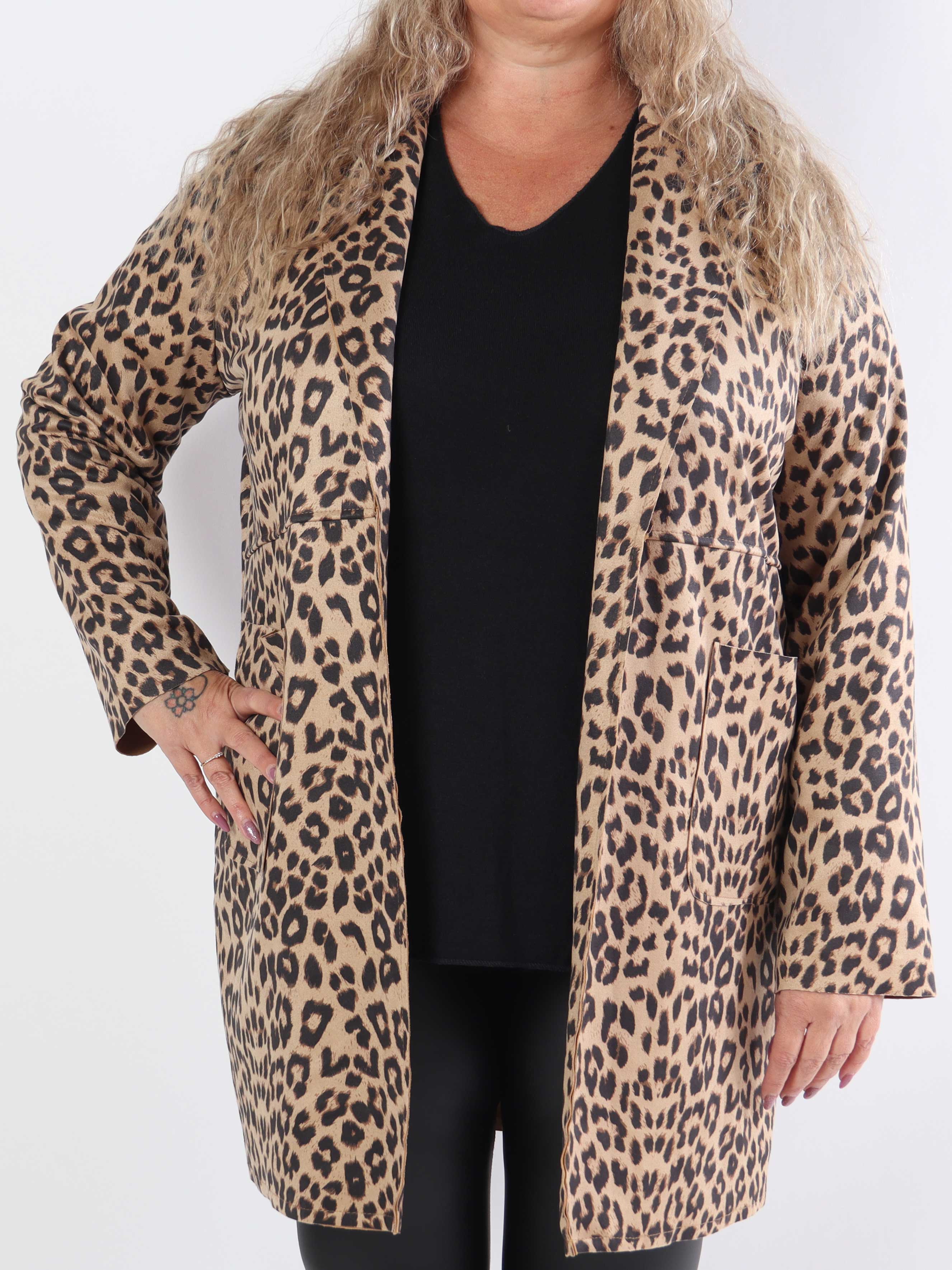 Belvi - Plus size frakke i ruskindslook med leopardprint